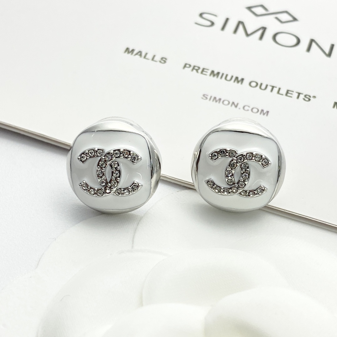 p100 code of the day e2940 0247820🛍 chanel stud earrings hot off the press!😎CHAN 25 Silver White Enamel Double C Square Stud Earrings🤓Silver white enamel color scheme is refreshingly casual 😎The proper Chanel style sky dish🤩The square shape is very cute with a silver full diamond double c in the center simple and with a little unique detailing texture😻It is suitable for both important occasions and daily wear.