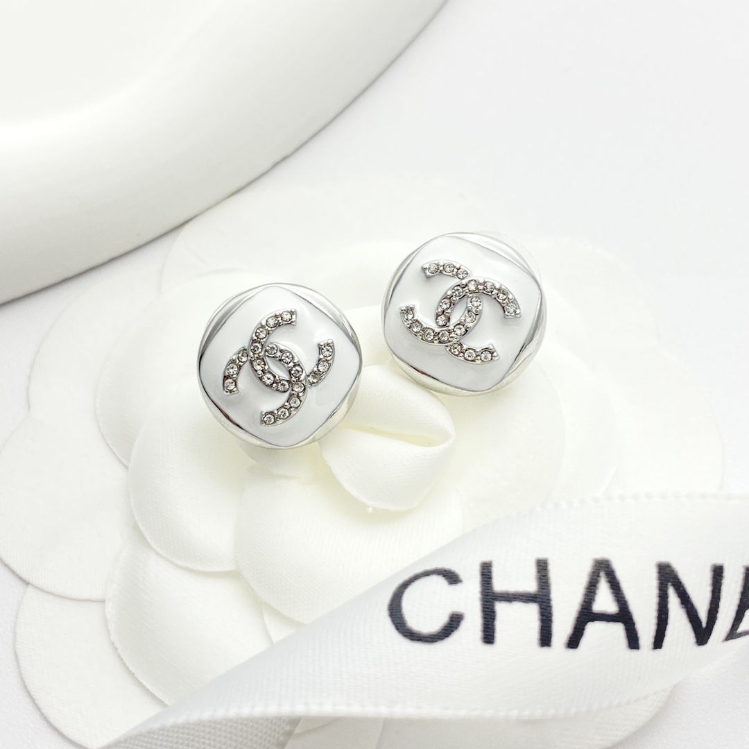 p100 code of the day e2940 0247820🛍 chanel stud earrings hot off the press!😎CHAN 25 Silver White Enamel Double C Square Stud Earrings🤓Silver white enamel color scheme is refreshingly casual 😎The proper Chanel style sky dish🤩The square shape is very cute with a silver full diamond double c in the center simple and with a little unique detailing texture😻It is suitable for both important occasions and daily wear.