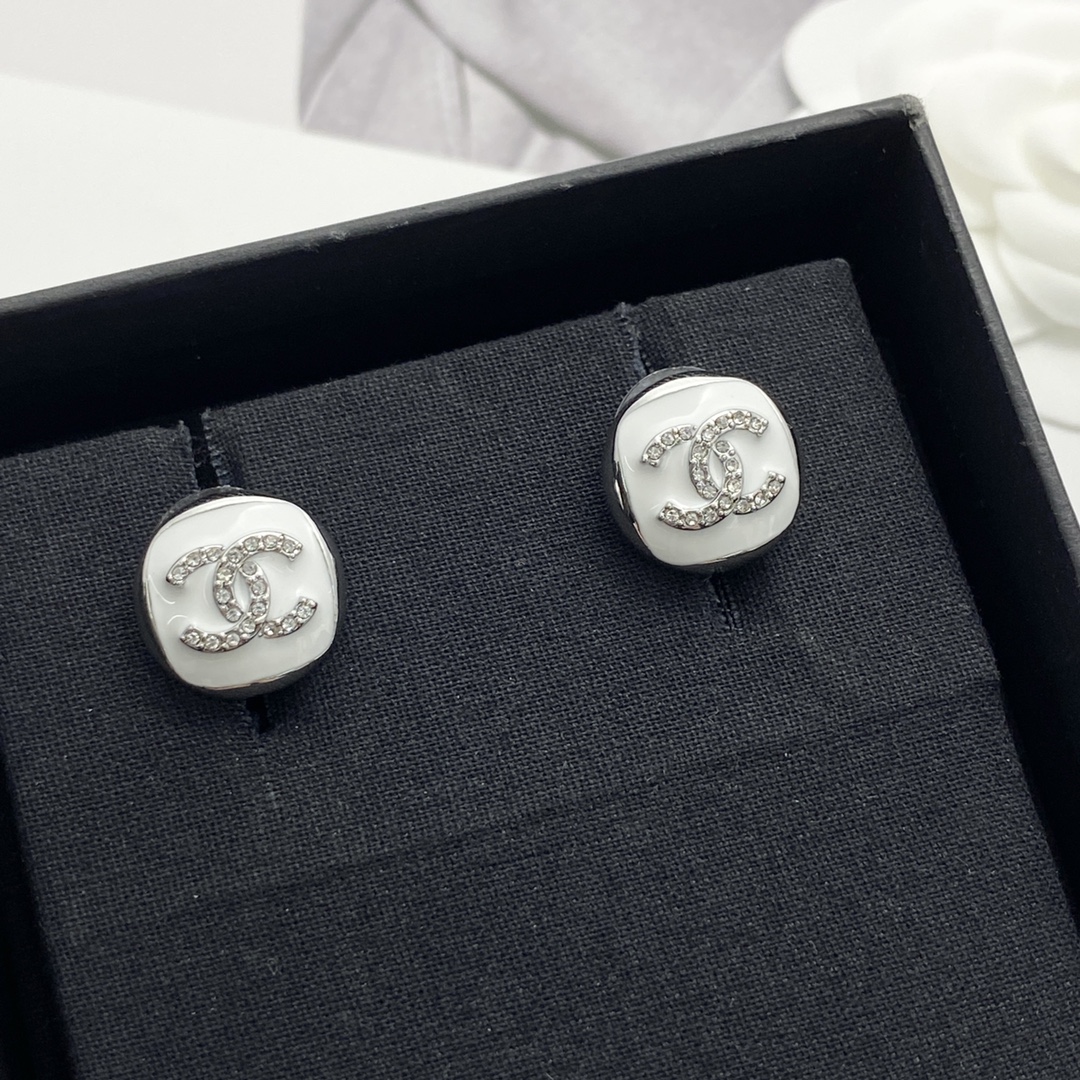 p100 code of the day e2940 0247820🛍 chanel stud earrings hot off the press!😎CHAN 25 Silver White Enamel Double C Square Stud Earrings🤓Silver white enamel color scheme is refreshingly casual 😎The proper Chanel style sky dish🤩The square shape is very cute with a silver full diamond double c in the center simple and with a little unique detailing texture😻It is suitable for both important occasions and daily wear.