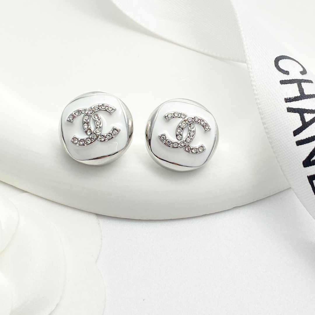 p100 code of the day e2940 0247820🛍 chanel stud earrings hot off the press!😎CHAN 25 Silver White Enamel Double C Square Stud Earrings🤓Silver white enamel color scheme is refreshingly casual 😎The proper Chanel style sky dish🤩The square shape is very cute with a silver full diamond double c in the center simple and with a little unique detailing texture😻It is suitable for both important occasions and daily wear.