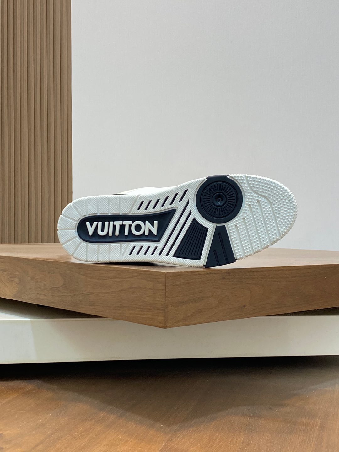 Picture [9]-P900 Louis Vuitton Louis Vuitton -Upper: wrestling grain cowhide, brand totem cloth, shoe body sewing brand injection molding block -Lining: brand canvas -Outsole: original TPR -Rubber -Double-color molding outsole -Ultra-high quality control -Fine workmanship: highlighting (high end -noble-grade)-Size : 38-44 (45 can be customized)-High imitation bags