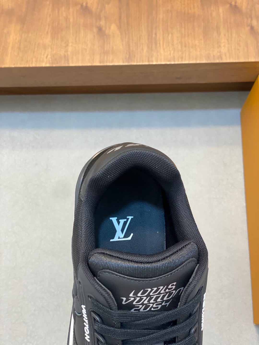 图片[7]-P900 Louis Vuitton路易威登 
  
-鞋面：摔纹牛皮、品牌图腾布匹、鞋身车缝品牌注塑模块
-内里：品牌帆布
-大底：原版TPR·橡胶·双色成型大底
-超高品控·做工精细：凸显(高端·贵气·档次)
-Size ：38-44（45可订做)·-高仿包包