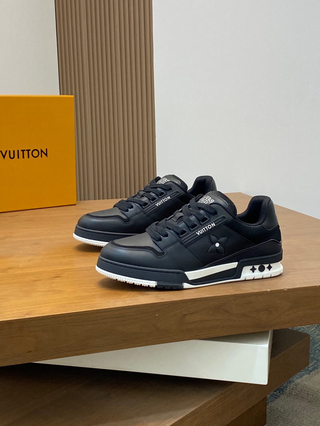 图片[3]-P900 Louis Vuitton路易威登 
  
-鞋面：摔纹牛皮、品牌图腾布匹、鞋身车缝品牌注塑模块
-内里：品牌帆布
-大底：原版TPR·橡胶·双色成型大底
-超高品控·做工精细：凸显(高端·贵气·档次)
-Size ：38-44（45可订做)·-高仿包包