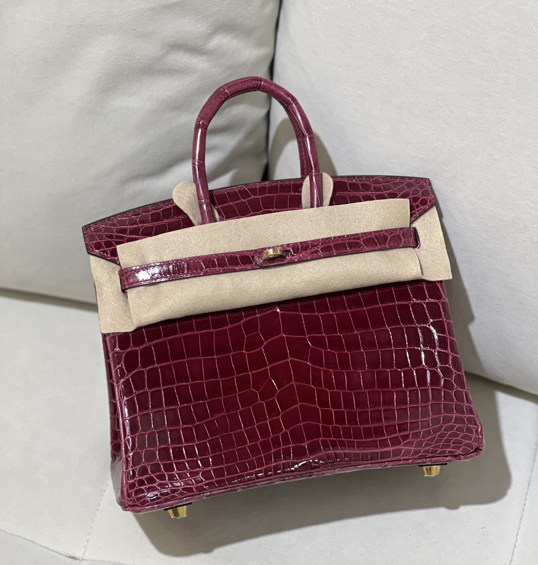 Birkin 25cm 尼罗高光酒红色金扣
色泽光感一级 极品[色]-高仿包包