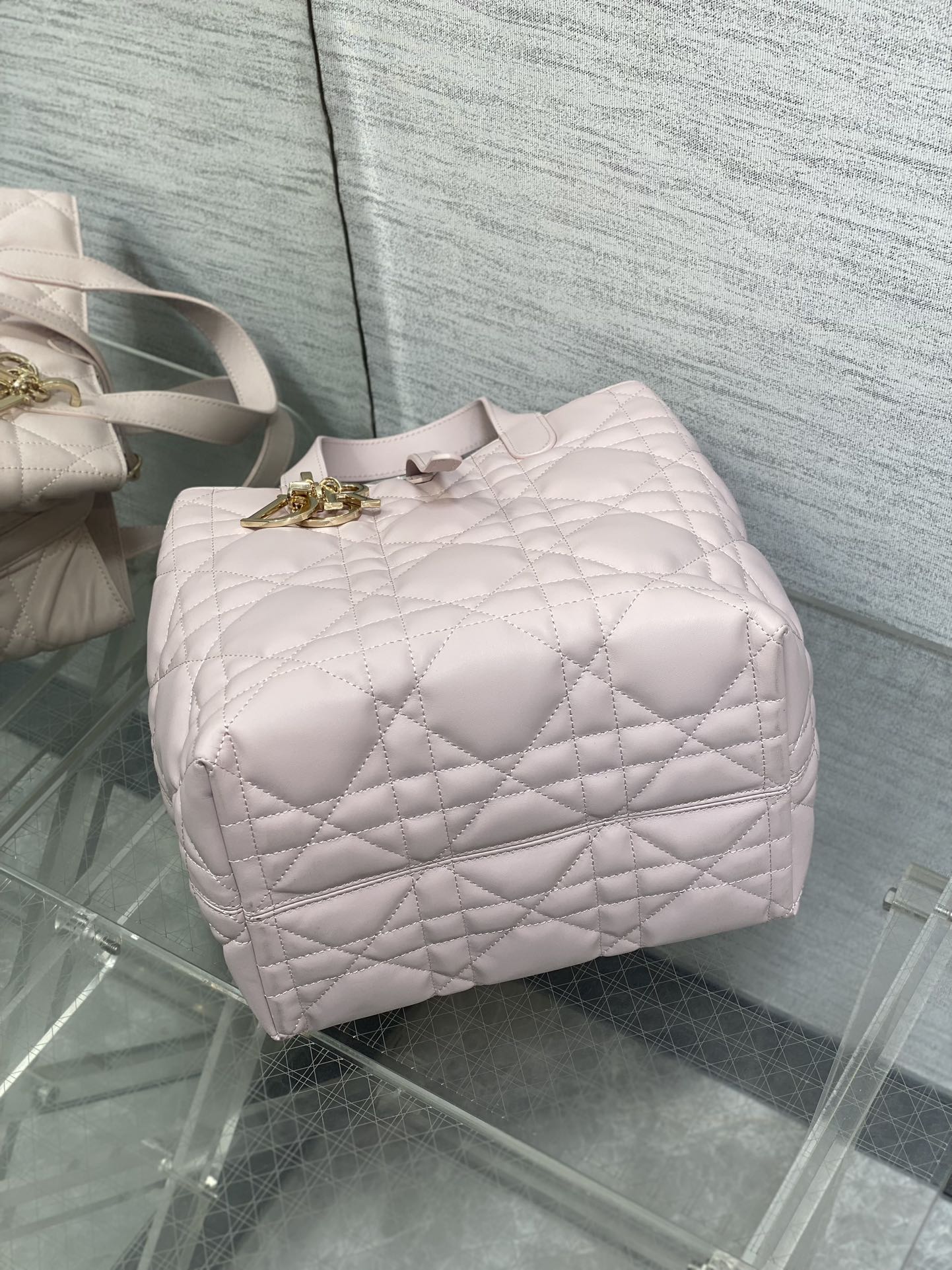 Picture [7]-P1560Toujours vertical series of medium-sized exclusive basket a little too beautiful high-color bag easy to take a sense of seniority oversized diamond lattice design with classic letter accessories modern fashion sense of the full body structure is very soft calfskin material senior sense of full of unique buckle decoration buckle closure when the side can be folded with a long shoulder strap practicality full of points capacity is also very nice daily travel items are all Put down size:20*18.5*22cm-High-fashion bags