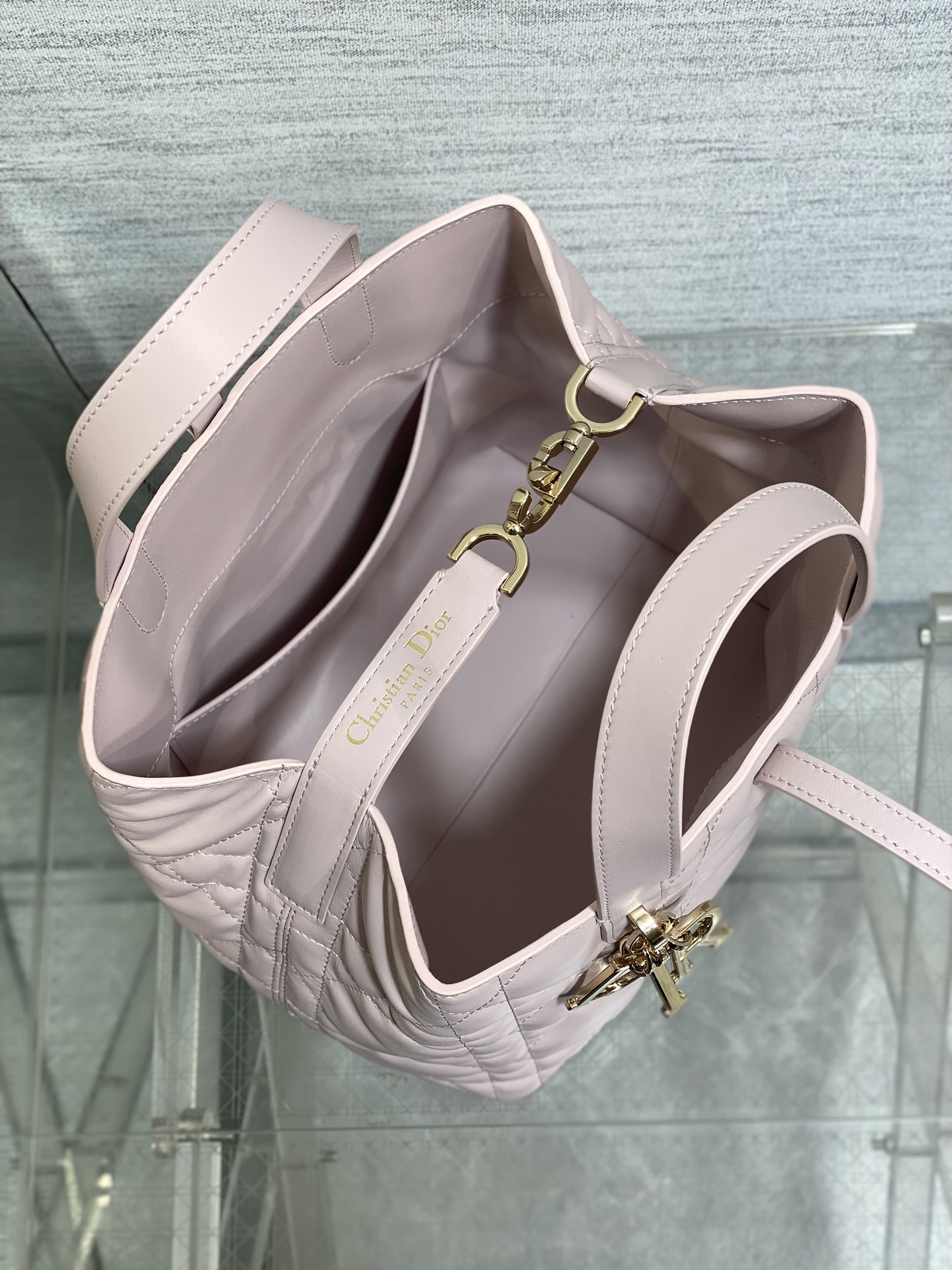 Picture [8]-P1560Toujours vertical series of medium-sized exclusive basket a little too beautiful high-color bag easy to take a sense of seniority oversized diamond lattice design with classic letter accessories modern fashion sense of the full body structure is very soft calfskin leather material sense of seniority is full of unique buckle decoration buckle closure side can be folded with a long shoulder strap practicality degree is full of capacity is also very nice daily travel items are all Put down size:20*18.5*22cm-High-fashion bags