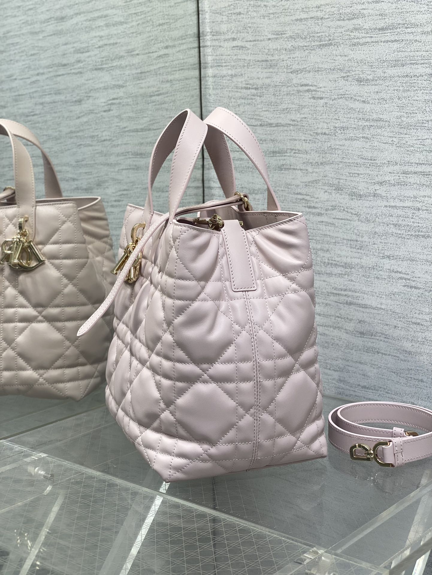 Picture [6]-P1560Toujours vertical series of medium-sized exclusive basket is a little too beautiful high value bag easy to take the senior sense of oversized diamond lattice design with classic letter accessories modern fashion sense of the full body structure is very soft calfskin material senior sense of full of unique buckle decoration buckle closure when the side can be folded with a long shoulder strap practicality full of points capacity is also very nice daily travel items are all Put down size:20*18.5*22cm-High-fashion bags