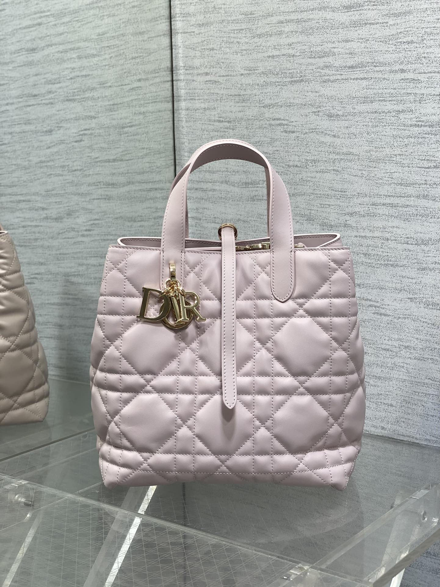 Picture [2]-P1560Toujours vertical series of medium-sized exclusive basket a little too beautiful high-color bag easy to take a sense of seniority oversized diamond lattice design with classic letter accessories modern fashion sense of the full body structure is very soft calfskin material senior sense of full of unique buckle decoration buckle closure when the side can be folded with a long shoulder strap practicality full of points capacity is also very nice daily travel items are all Put down size:20*18.5*22cm-High-fashion bags