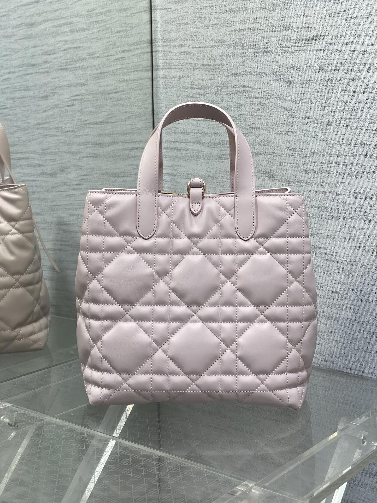 Picture [4]-P1560Toujours vertical series of medium-sized exclusive basket a little too beautiful high-color bag easy to take a sense of seniority oversized diamond lattice design with classic letter accessories modern fashion sense of the full body structure is very soft calfskin material senior sense of full of unique buckle decoration buckle closure when the side can be folded with a long shoulder strap practicality full of points capacity is also very nice daily travel items are all Put down size:20*18.5*22cm-High-fashion bags