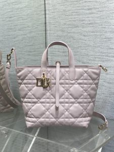 P1560Toujours vertical series of medium-sized exclusive basket a little too beautiful high-color value bag easy to pinpoint the sense of seniority oversized diamond lattice design with the classic letter accessories modern fashion sense of the full body structure is very soft calfskin material senior sense of full distinctive buckle decoration buckle closure side folding comes with a long shoulder strap utility full of points capacity is also very nice daily travel items are put down! size:20*18.5*22cm-High-fashion bags