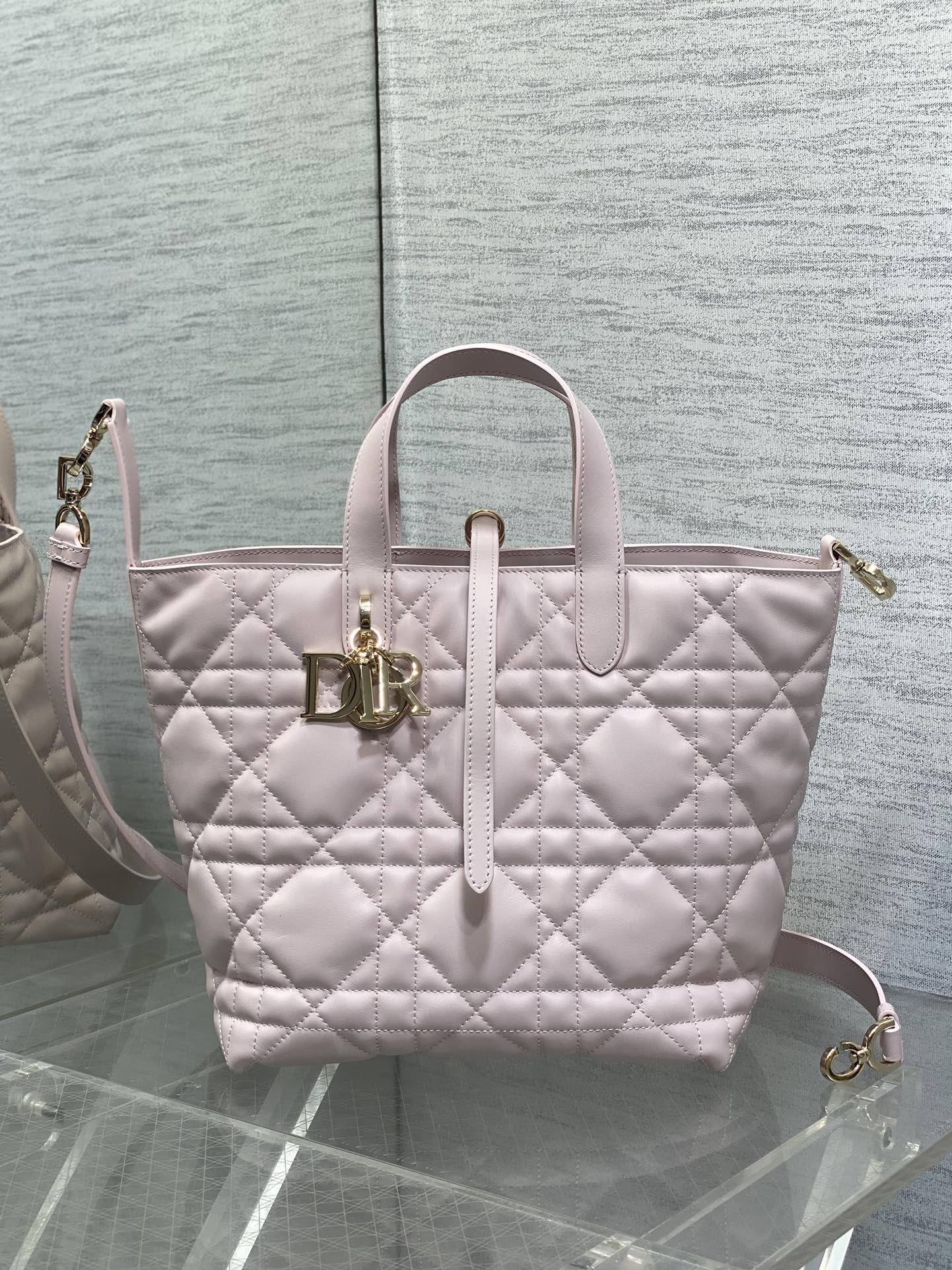 P1560Toujours vertical series of medium-sized exclusive basket a little too beautiful high-color value bag easy to pinpoint the sense of seniority oversized diamond lattice design with the classic letter accessories modern fashion sense of the full body structure is very soft calfskin material senior sense of full distinctive buckle decoration buckle closure side folding comes with a long shoulder strap utility full of points capacity is also very nice daily travel items are put down! size:20*18.5*22cm-High-fashion bags