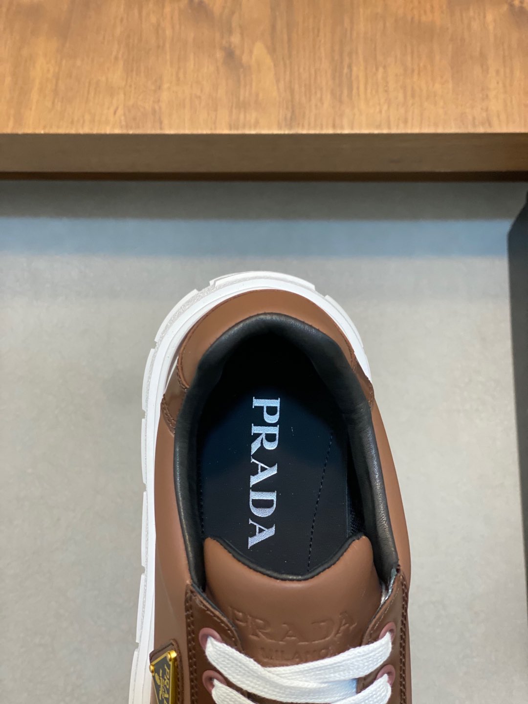 P900 Prada Prada fried street men God new products come to the super popular counter original configuration of imported Italian cowhide fabrics of high quality complex splicing process classic appearance with air cushion new bottom more tide Darren imported cowhide lining pad breathable and comfortable soles: the original factory special original version of the bottom of the super comfortable original factory with the single goods 🔍 high-quality can be randomly in and out of the counter welcome to compare the number of yards 39-44 (subscription) 38.45)