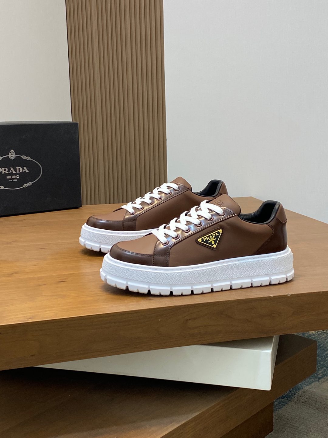 P900 Prada Prada fried street men God new products come to the super popular counter original configuration of imported Italian cowhide fabrics of high quality complex splicing process classic appearance with air cushion new bottom more tide Darren imported cowhide lining pad breathable and comfortable soles: the original factory special original version of the bottom of the super comfortable original factory with the single goods 🔍 high-quality can be randomly in and out of the counter welcome to compare the number of yards 39-44 (subscription) 38.45)