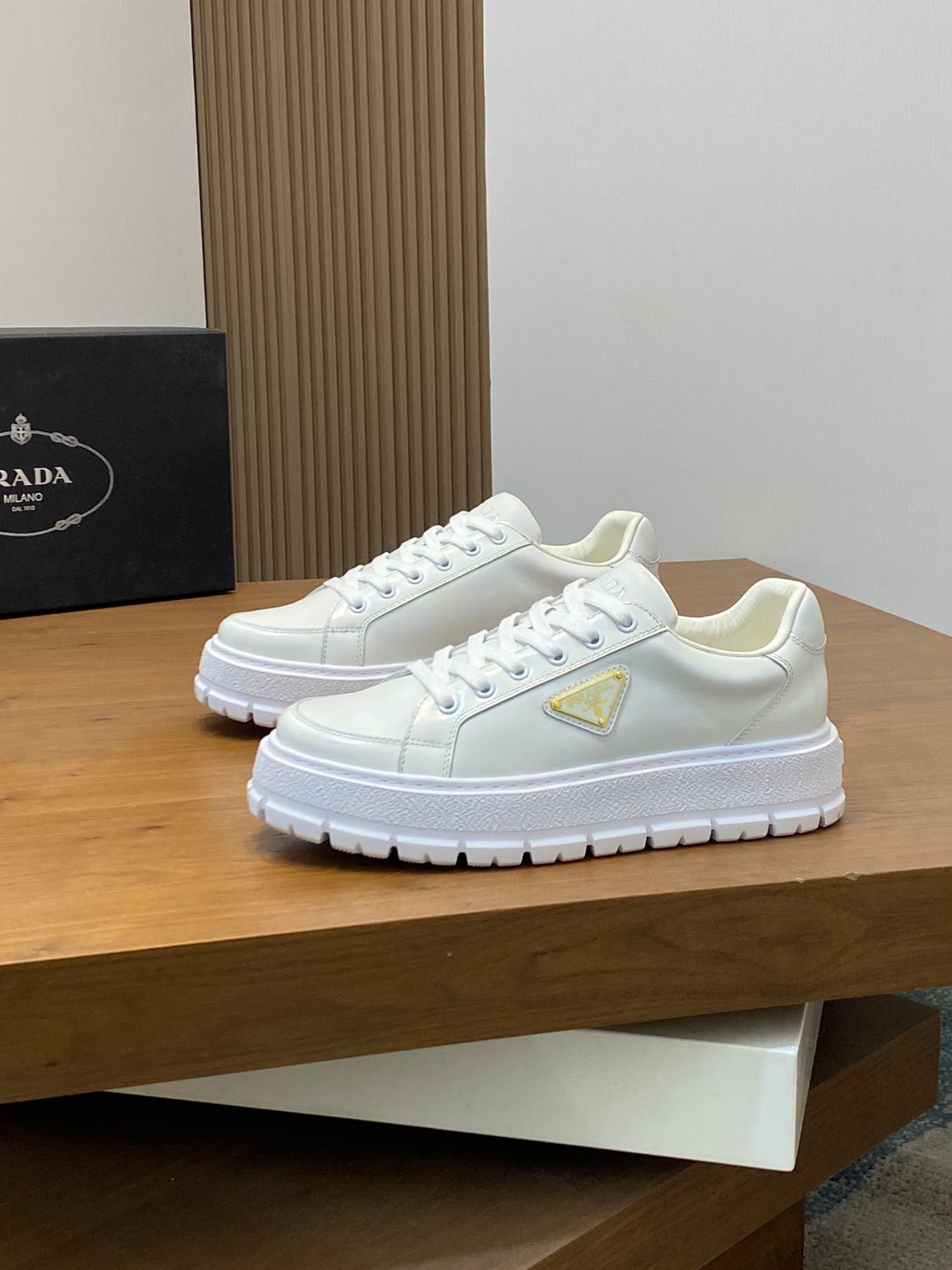P900 Prada Prada fried street men God new products come to the super popular counter original configuration of imported Italian cowhide fabrics of high quality complex splicing process classic appearance with air cushion new bottom more tide Darren imported cowhide lining pad breathable and comfortable soles: the original factory special original version of the bottom of the super comfortable original factory with the single goods 🔍 high-quality can be randomly in and out of the counter welcome to compare the number of yards 39-44 (subscription) 38.45)