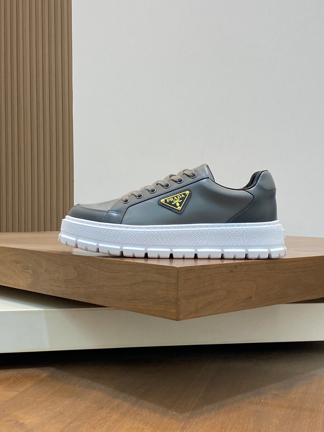P900 Prada Prada fried street men God new products come to the super popular counter original configuration of imported Italian cowhide fabrics of high quality complex splicing process classic appearance with air cushion new bottom more tide Darren imported cowhide lining pad breathable and comfortable soles: the original factory special original version of the bottom of the super comfortable original factory with the single goods 🔍 high-quality can be randomly in and out of the counter welcome to compare the number of yards 39-44 (subscription) 38.45)