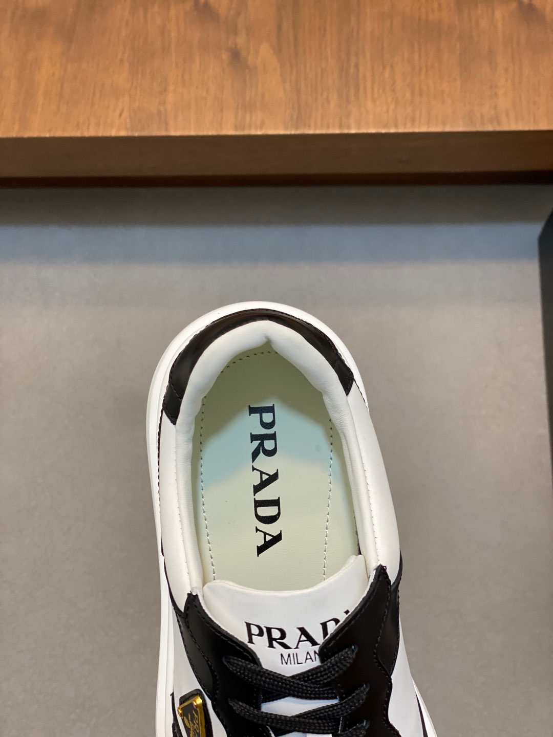 图片[7]-P880 PRADA普拉达  休闲运动板鞋-鞋面：🔝纳帕小牛皮、开边珠小牛皮、鞋身品牌金属扣件、鞋舌注塑品牌logo-内里：水染牛皮-大底：超轻TPU发泡·橡胶；双色成型大底-超高品控·做工精细：凸显(高端·贵气·档次)-Size ：38-44（45可订做)·-高仿包包