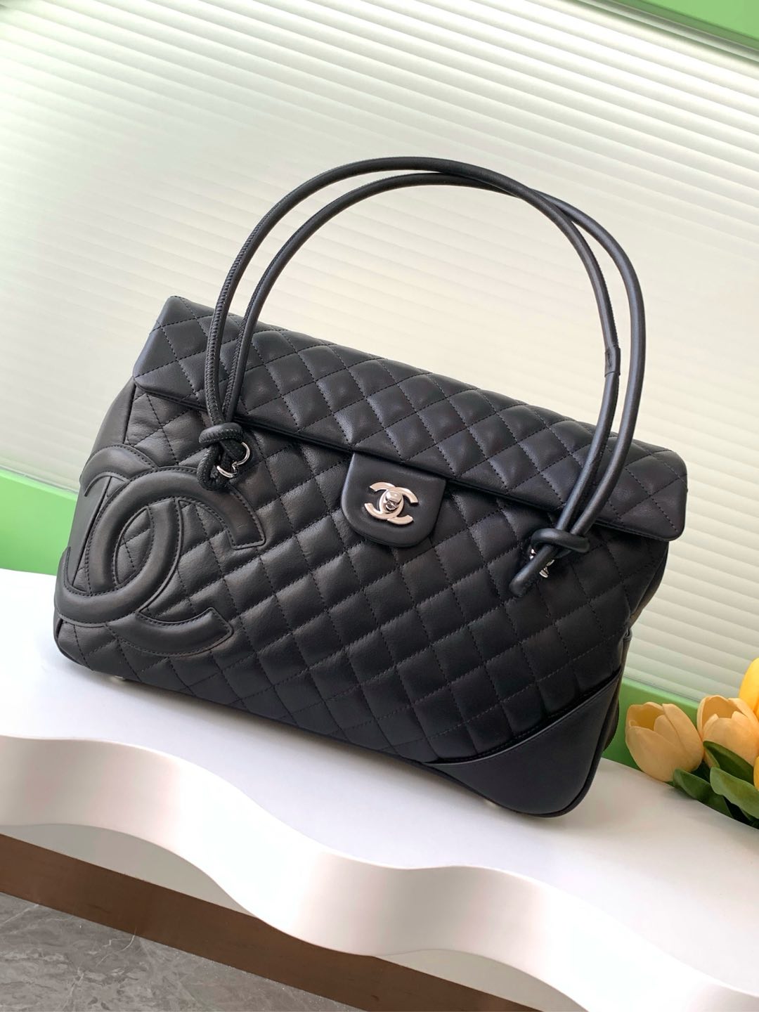 Chanel Kang Peng Airport Bag! Black and white panda Compass airport bag! The classic black and white panda color scheme with a chain thrown down biker style is great to carry all year round for travel or office! I don't want to be tempted but it's the Chanel Compass Airport Bag! Black and white Kang Peng flap airport bag bright eye big logo handsome airport bag type on the body cool valor aura full walk with the wind can be loaded with computers Oh urban beauty to come Size 24-33-11- high quality replica handbags