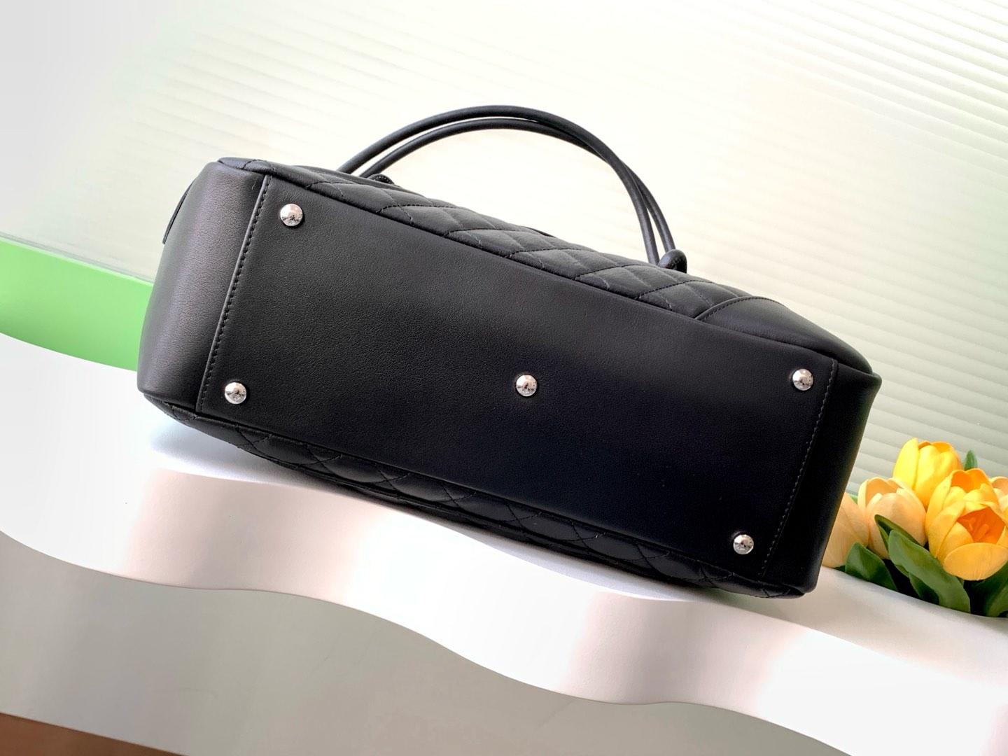 Chanel Kang Peng Airport Bag! Black and white panda Compass airport bag! The classic black and white panda color scheme with a chain thrown down biker style is great to carry all year round for travel or office! I don't want to be tempted but it's the Chanel Compass Airport Bag! Black and white Kang Peng flap airport bag bright eye big logo handsome airport bag type on the body cool valor aura full walk with the wind can be loaded with computers Oh urban beauty to come Size 24-33-11- high quality replica handbags