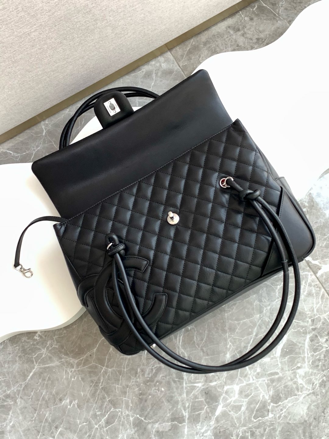 Chanel Kang Peng Airport Bag! Black and white panda Compass airport bag! The classic black and white panda color scheme with a chain thrown down biker style is great to carry all year round for travel or office! I don't want to be tempted but it's the Chanel Compass Airport Bag! Black and white Kang Peng flap airport bag bright eye big logo handsome airport bag type on the body cool valor aura full walk with the wind can be loaded with computers Oh urban beauty to come Size 24-33-11- high quality replica handbags
