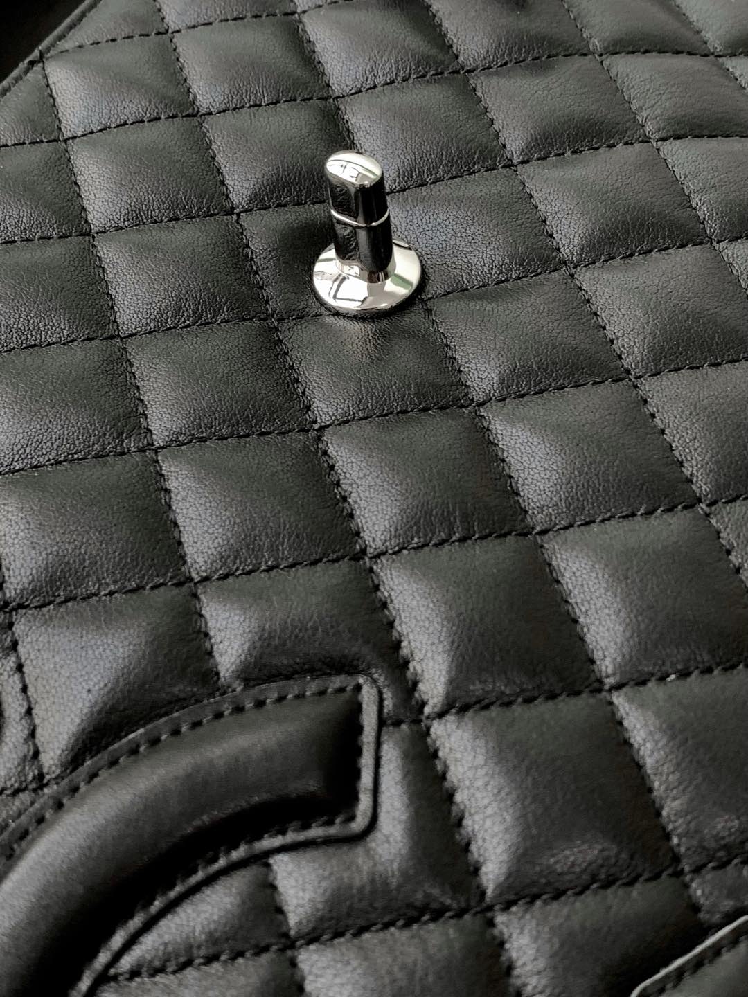 Chanel Kang Peng Airport Bag! Black and white panda Compass airport bag! The classic black and white panda color scheme with a chain thrown down biker style is great to carry all year round for travel or office! I don't want to be tempted but it's the Chanel Compass Airport Bag! Black and white Kang Peng flap airport bag bright eye big logo handsome airport bag type on the body cool valor aura full walk with the wind can be loaded with computers Oh urban beauty to come Size 24-33-11- high quality replica handbags