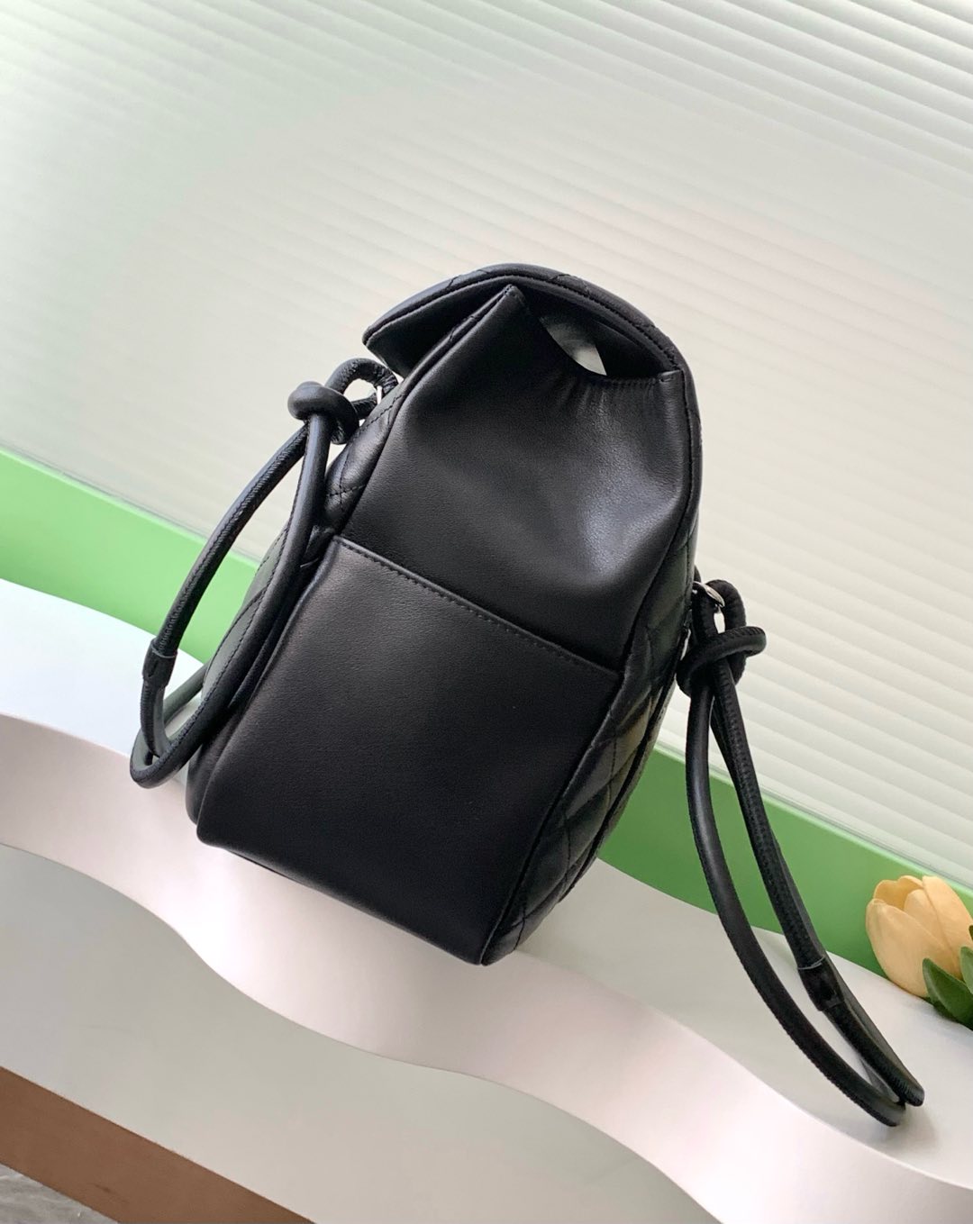 Chanel Kang Peng Airport Bag! Black and white panda Compass airport bag! The classic black and white panda color scheme with a chain thrown down biker style is great to carry all year round for travel or office! I don't want to be tempted but it's the Chanel Compass Airport Bag! Black and white Kang Peng flap airport bag bright eye big logo handsome airport bag type on the body cool valor aura full walk with the wind can be loaded with computers Oh urban beauty to come Size 24-33-11- high quality replica handbags