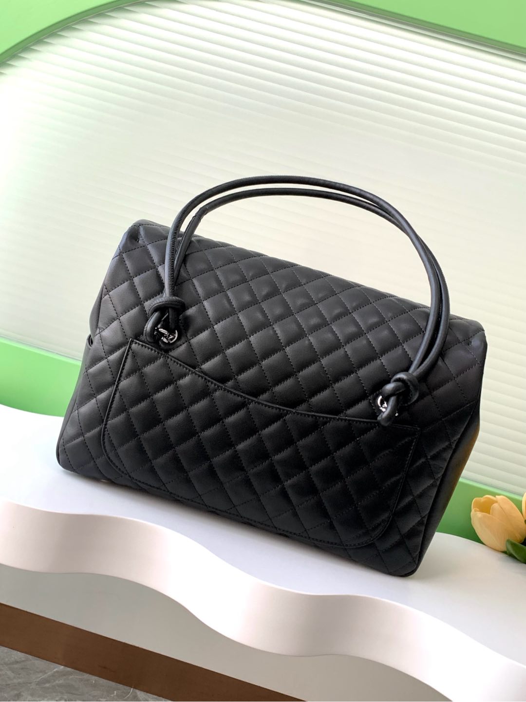 Chanel Kang Peng Airport Bag! Black and white panda Compass airport bag! The classic black and white panda color scheme with a chain thrown down biker style is great to carry all year round for travel or office! I don't want to be tempted but it's the Chanel Compass Airport Bag! Black and white Kang Peng flap airport bag bright eye big logo handsome airport bag type on the body cool valor aura full walk with the wind can be loaded with computers Oh urban beauty to come Size 24-33-11- high quality replica handbags