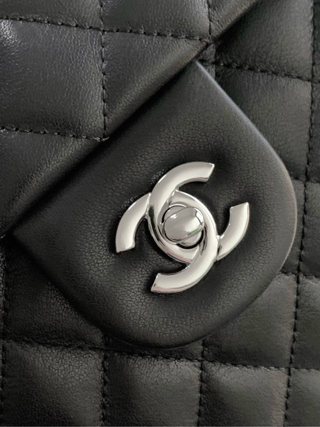 Chanel Kang Peng Airport Bag! Black and white panda Compass airport bag! The classic black and white panda color scheme with a chain thrown down biker style is great to carry all year round for travel or office! I don't want to be tempted but it's the Chanel Compass Airport Bag! Black and white Kang Peng flap airport bag bright eye big logo handsome airport bag type on the body cool valor aura full walk with the wind can be loaded with computers Oh urban beauty to come Size 24-33-11- high quality replica handbags
