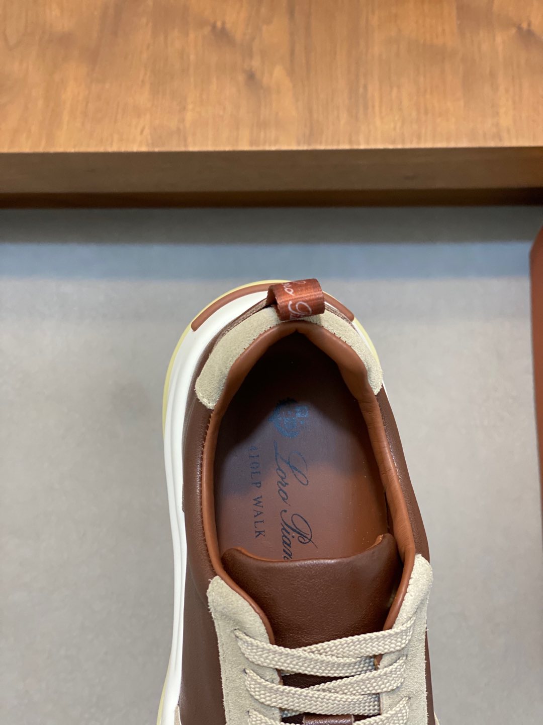 图片[7]-P800 Loro Piana —诺优翩雅  经典款慢跑鞋男士系带休闲鞋运动鞋高品质轻便舒适面料户外休闲均可配色年轻又有活力有3M反光设计搭配运动装或休闲西装都超赞！
码数：39-44（38、45、46、47可定做）-高仿包包