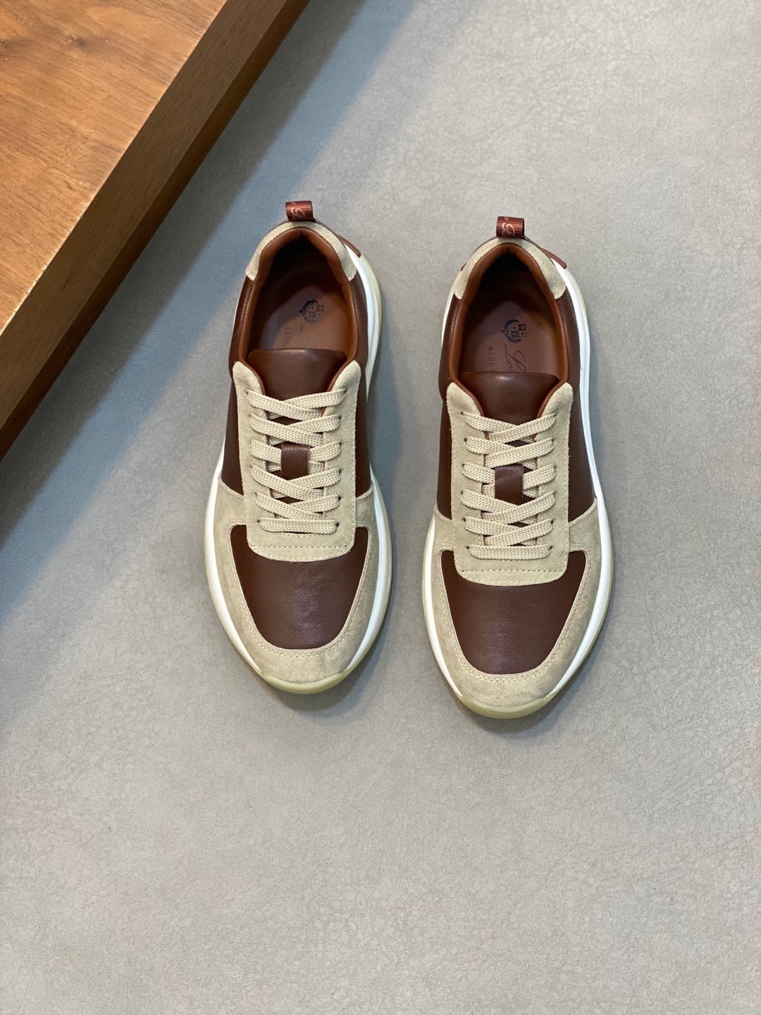 P800 Loro Piana —诺优翩雅  经典款慢跑鞋男士系带休闲鞋运动鞋高品质轻便舒适面料户外休闲均可配色年轻又有活力有3M反光设计搭配运动装或休闲西装都超赞！
码数：39-44（38、45、46、47可定做）-高仿包包