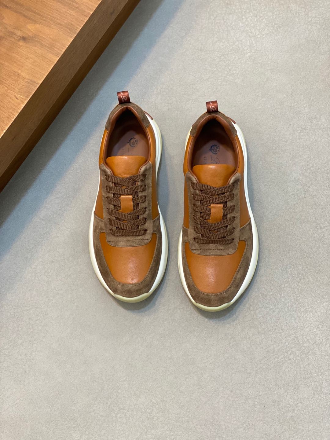 P800 Loro Piana —诺优翩雅  经典款慢跑鞋男士系带休闲鞋运动鞋高品质轻便舒适面料户外休闲均可配色年轻又有活力有3M反光设计搭配运动装或休闲西装都超赞！
码数：39-44（38、45、46、47可定做）-高仿包包