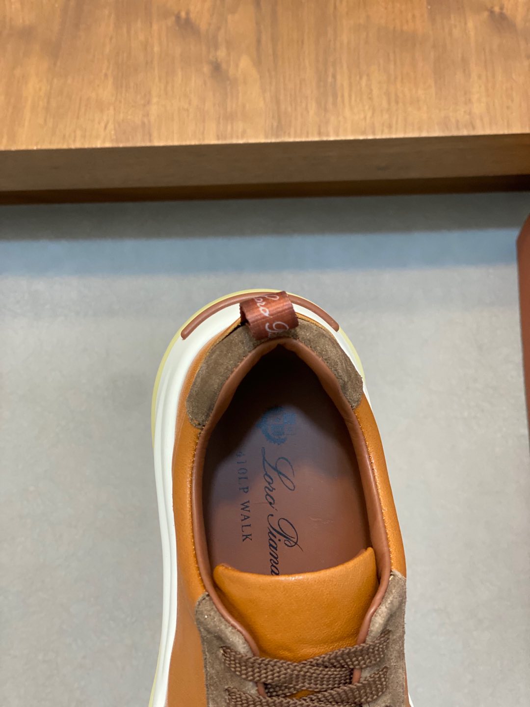 图片[7]-P800 Loro Piana —诺优翩雅  经典款慢跑鞋男士系带休闲鞋运动鞋高品质轻便舒适面料户外休闲均可配色年轻又有活力有3M反光设计搭配运动装或休闲西装都超赞！
码数：39-44（38、45、46、47可定做）-高仿包包