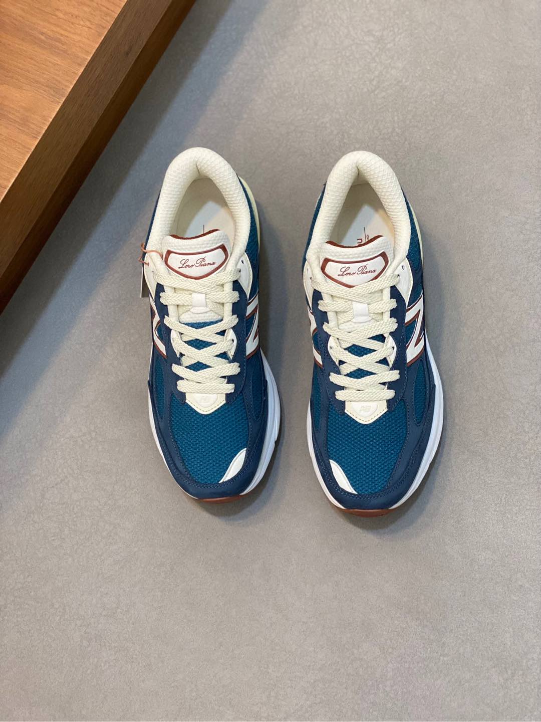 P900 LP New Release (Couple's model) Loro Piana Sneakers｜Made of Wish imported cowhide leather｜Upper is made of unique knitted fabric｜All-round one-to-one restoration of the counter process｜Adding the original molded rubber tri-color combination outsole｜This is the first time that Loro Piana sneakers have been sold in the United States.Size: 39-44 (45, 46 customized)