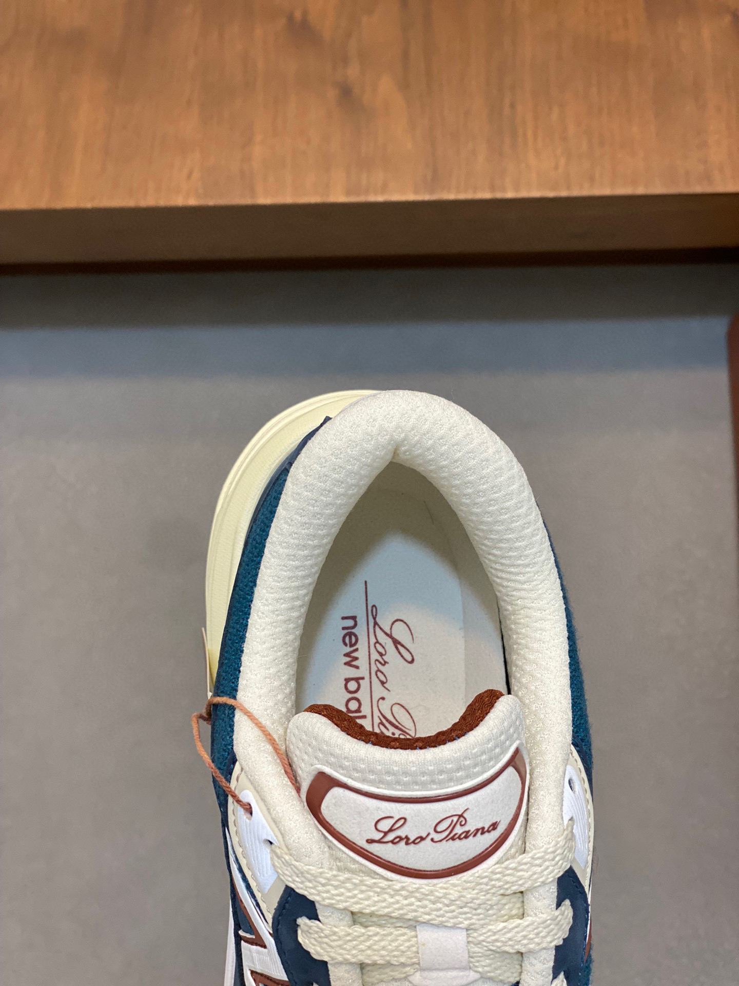 P900 LP New Release (Couple's model) Loro Piana Sneakers｜Made of Wish imported cowhide leather｜Upper is made of unique knitted fabric｜All-round one-to-one restoration of the counter process｜Adding the original molded rubber tri-color combination outsole｜This is the first time that Loro Piana sneakers have been sold in the United States.Size: 39-44 (45, 46 customized)