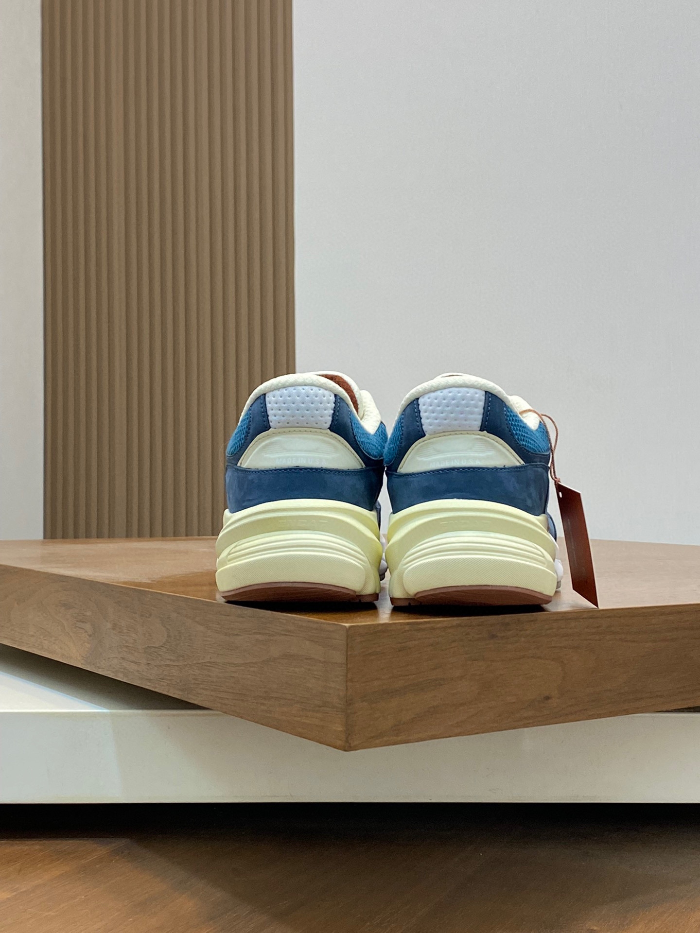 P900 LP New Release (Couple's model) Loro Piana Sneakers｜Made of Wish imported cowhide leather｜Upper is made of unique knitted fabric｜All-round one-to-one restoration of the counter process｜Adding the original molded rubber tri-color combination outsole｜This is the first time that Loro Piana sneakers have been sold in the United States.Size: 39-44 (45, 46 customized)