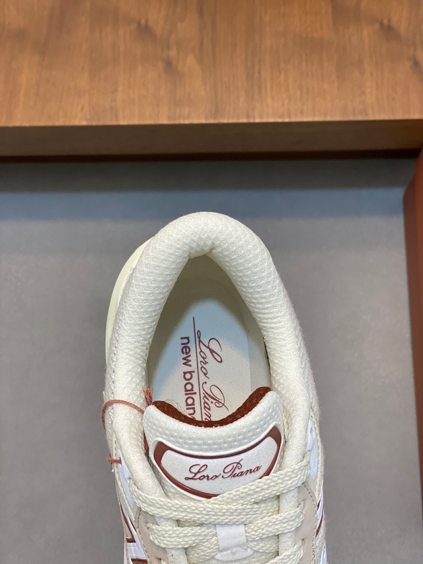 P900 LP New Release (Couple's model) Loro Piana Sneakers｜Made of Wish imported cowhide leather｜Upper is made of unique knitted fabric｜All-round one-to-one restoration of the counter process｜Adding the original molded rubber tri-color combination outsole｜This is the first time that Loro Piana sneakers have been sold in the United States.Size: 39-44 (45, 46 customized)
