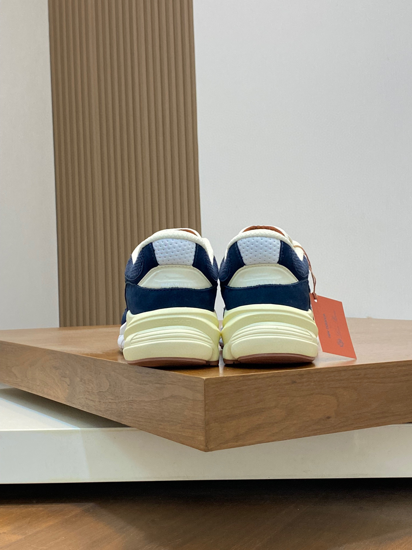 P900 LP New Release (Couple's model) Loro Piana Sneakers｜Made of Wish imported cowhide leather｜Upper is made of unique knitted fabric｜All-round one-to-one restoration of the counter process｜Adding the original molded rubber tri-color combination outsole｜This is the first time that Loro Piana sneakers have been sold in the United States.Size: 39-44 (45, 46 customized)