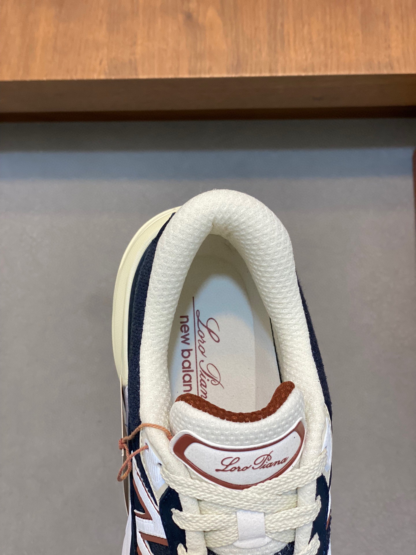 P900 LP New Release (Couple's model) Loro Piana Sneakers｜Made of Wish imported cowhide leather｜Upper is made of unique knitted fabric｜All-round one-to-one restoration of the counter process｜Adding the original molded rubber tri-color combination outsole｜This is the first time that Loro Piana sneakers have been sold in the United States.Size: 39-44 (45, 46 customized)