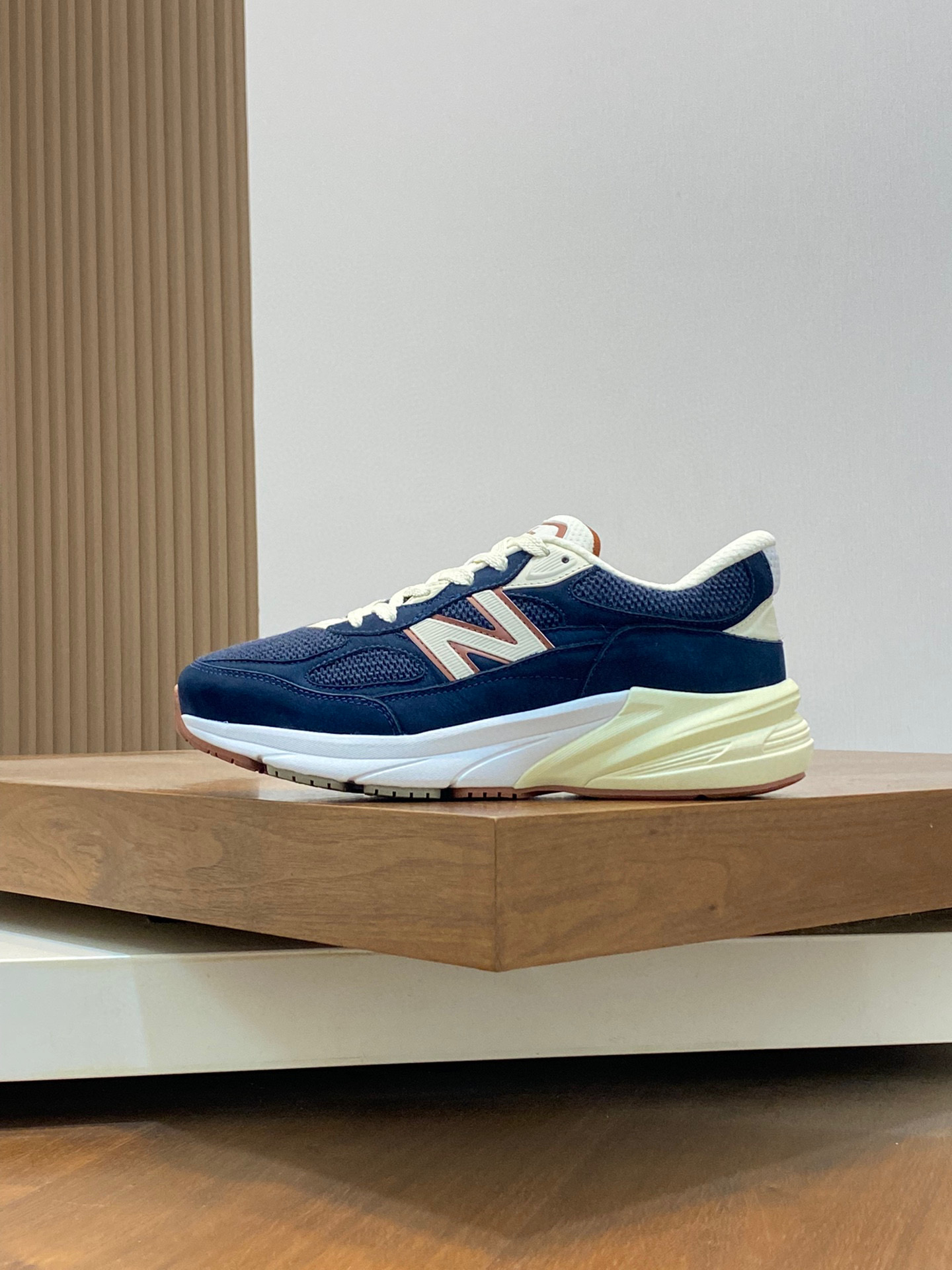 P900 LP New Release (Couple's model) Loro Piana Sneakers｜Made of Wish imported cowhide leather｜Upper is made of unique knitted fabric｜All-round one-to-one restoration of the counter process｜Adding the original molded rubber tri-color combination outsole｜This is the first time that Loro Piana sneakers have been sold in the United States.Size: 39-44 (45, 46 customized)