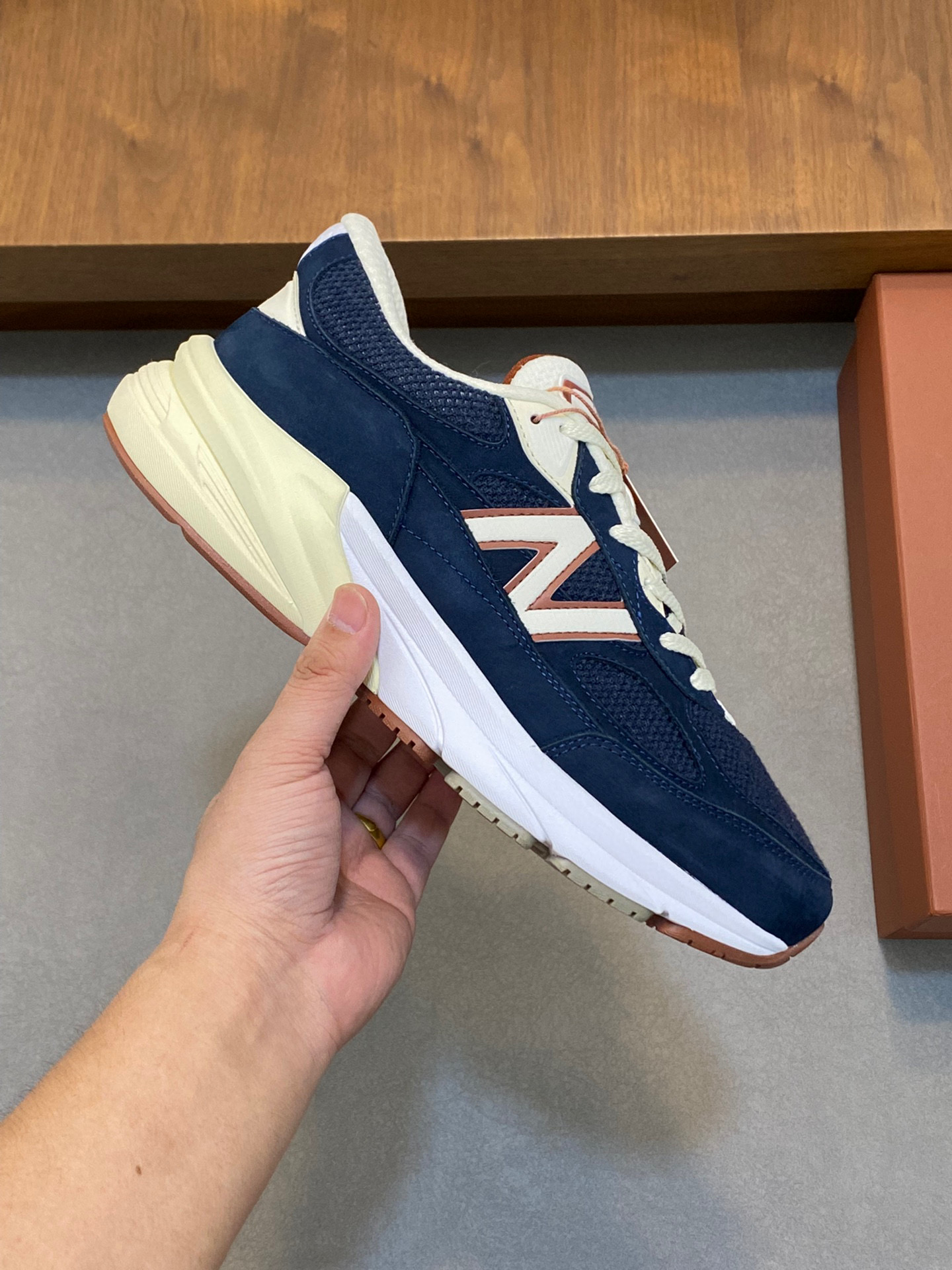 P900 LP New Release (Couple's model) Loro Piana Sneakers｜Made of Wish imported cowhide leather｜Upper is made of unique knitted fabric｜All-round one-to-one restoration of the counter process｜Adding the original molded rubber tri-color combination outsole｜This is the first time that Loro Piana sneakers have been sold in the United States.Size: 39-44 (45, 46 customized)