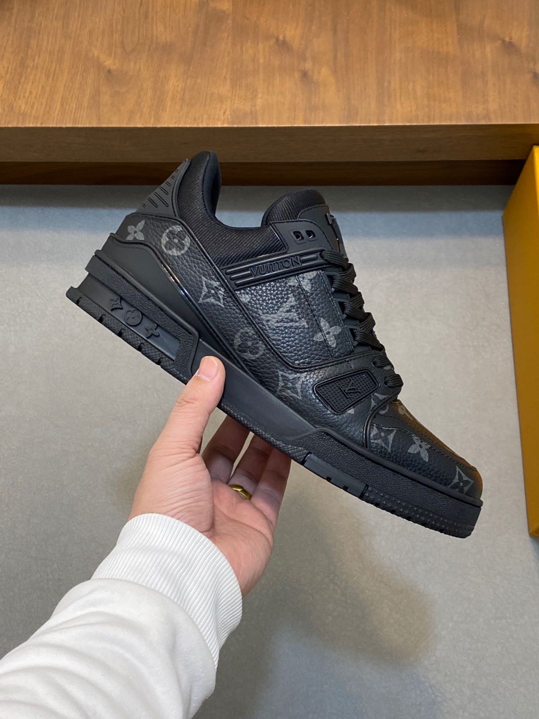 P920 L. v TRAINER sneakers Heavy-duty special edition with calfskin leather water beat nails Exquisite single rear #54 logo look forward to the birth of the brand in 1854, men's artistic director Virgil Abloh's handwriting Louis Vuitton logo embellished with a water-dyed gradient on the side of the other have a distinctive flavor mesh lining padded padded classic lv sneaker comfort is very high at the same time highly trendy Full set of the original box Size: 38-45 (38 45 customized)