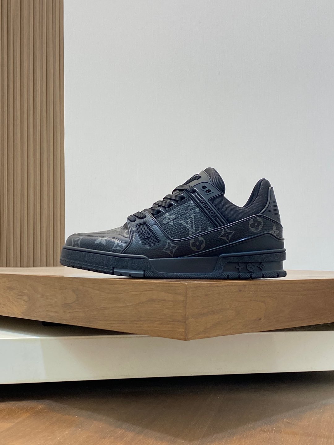 P920 L. v TRAINER sneakers Heavy-duty special edition with calfskin leather water beat nails Exquisite single rear #54 logo look forward to the birth of the brand in 1854, men's artistic director Virgil Abloh's handwriting Louis Vuitton logo embellished with a water-dyed gradient on the side of the other have a distinctive flavor mesh lining padded padded classic lv sneaker comfort is very high at the same time highly trendy Full set of the original box Size: 38-45 (38 45 customized)