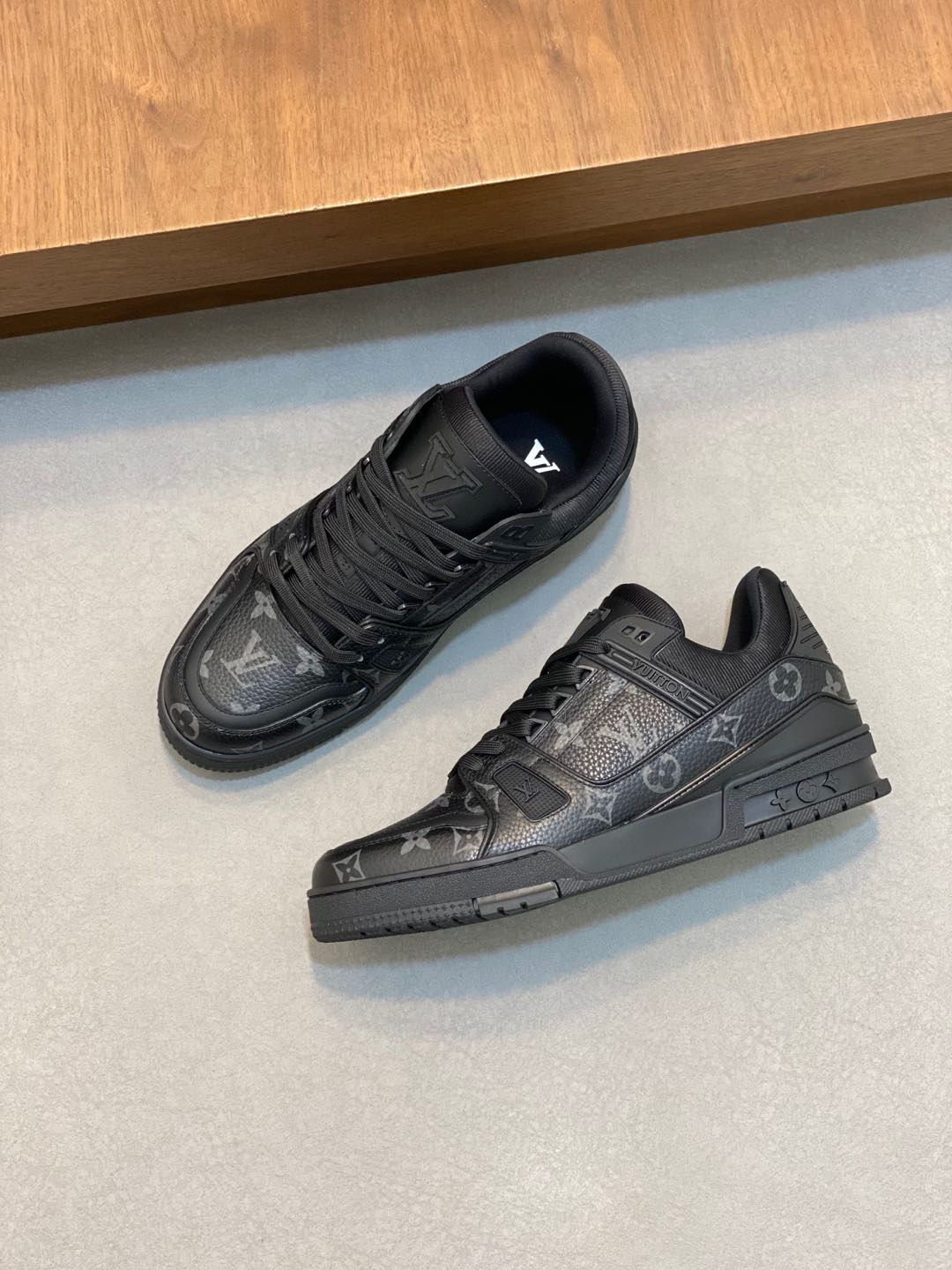 P920 L. v TRAINER sneakers Heavy-duty special edition with calfskin leather water beat nails Exquisite single rear #54 logo look forward to the birth of the brand in 1854, men's artistic director Virgil Abloh's handwriting Louis Vuitton logo embellished with a water-dyed gradient on the side of the other have a distinctive flavor mesh lining padded padded classic lv sneaker comfort is very high at the same time highly trendy Full set of the original box Size: 38-45 (38 45 customized)