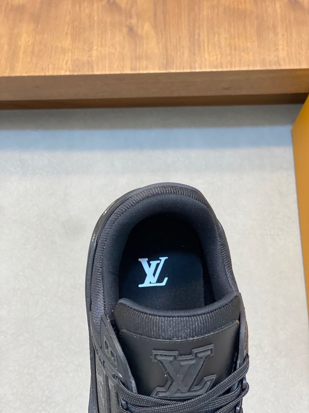 P920 L. v TRAINER sneakers Heavy-duty special edition with calfskin leather water beat nails Exquisite single rear #54 logo look forward to the birth of the brand in 1854, men's artistic director Virgil Abloh's handwriting Louis Vuitton logo embellished with a water-dyed gradient on the side of the other have a distinctive flavor mesh lining padded padded classic lv sneaker comfort is very high at the same time highly trendy Full set of the original box Size: 38-45 (38 45 customized)