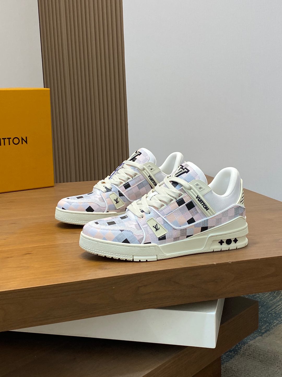 P920 L. v TRAINER sneakers Heavy-duty special edition with calfskin leather water beat nails Exquisite single rear #54 logo look forward to the birth of the brand in 1854, men's artistic director Virgil Abloh's handwriting Louis Vuitton logo embellished with a water-dyed gradient on the side of the other have a distinctive flavor mesh lining padded padded classic lv sneaker comfort is very high at the same time highly trendy Full set of the original box Size: 38-45 (38 45 customized)