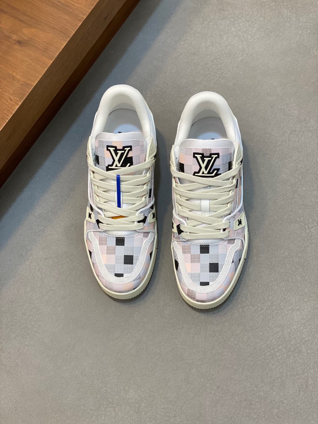 P920 L. v TRAINER sneakers Heavy-duty special edition with calfskin leather water beat nails Exquisite single rear #54 logo look forward to the birth of the brand in 1854, men's artistic director Virgil Abloh's handwriting Louis Vuitton logo embellished with a water-dyed gradient on the side of the other have a distinctive flavor mesh lining padded padded classic lv sneaker comfort is very high at the same time highly trendy Full set of the original box Size: 38-45 (38 45 customized)