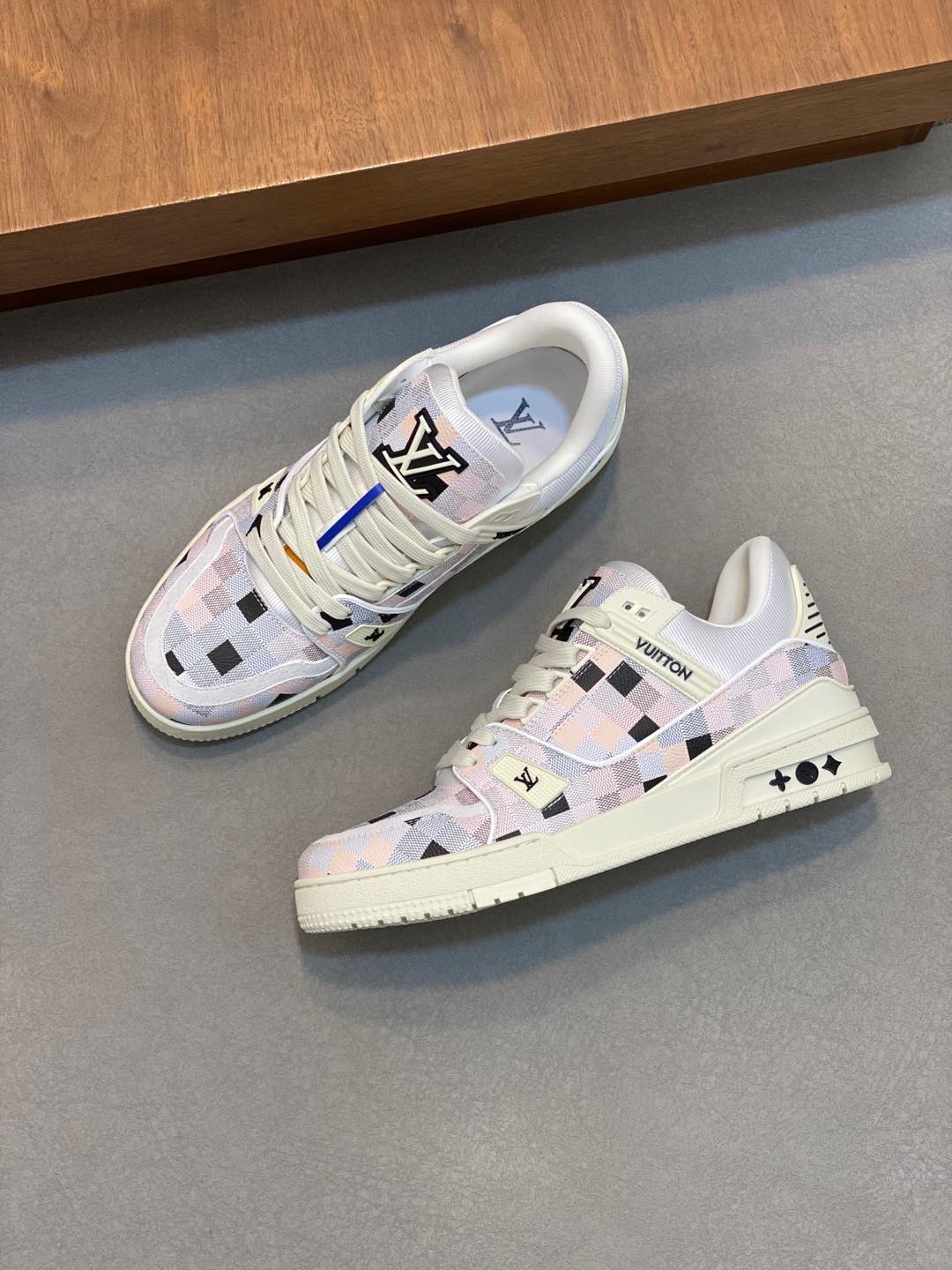 P920 L. v TRAINER sneakers Heavy-duty special edition with calfskin leather water beat nails Exquisite single rear #54 logo look forward to the birth of the brand in 1854, men's artistic director Virgil Abloh's handwriting Louis Vuitton logo embellished with a water-dyed gradient on the side of the other have a distinctive flavor mesh lining padded padded classic lv sneaker comfort is very high at the same time highly trendy Full set of the original box Size: 38-45 (38 45 customized)