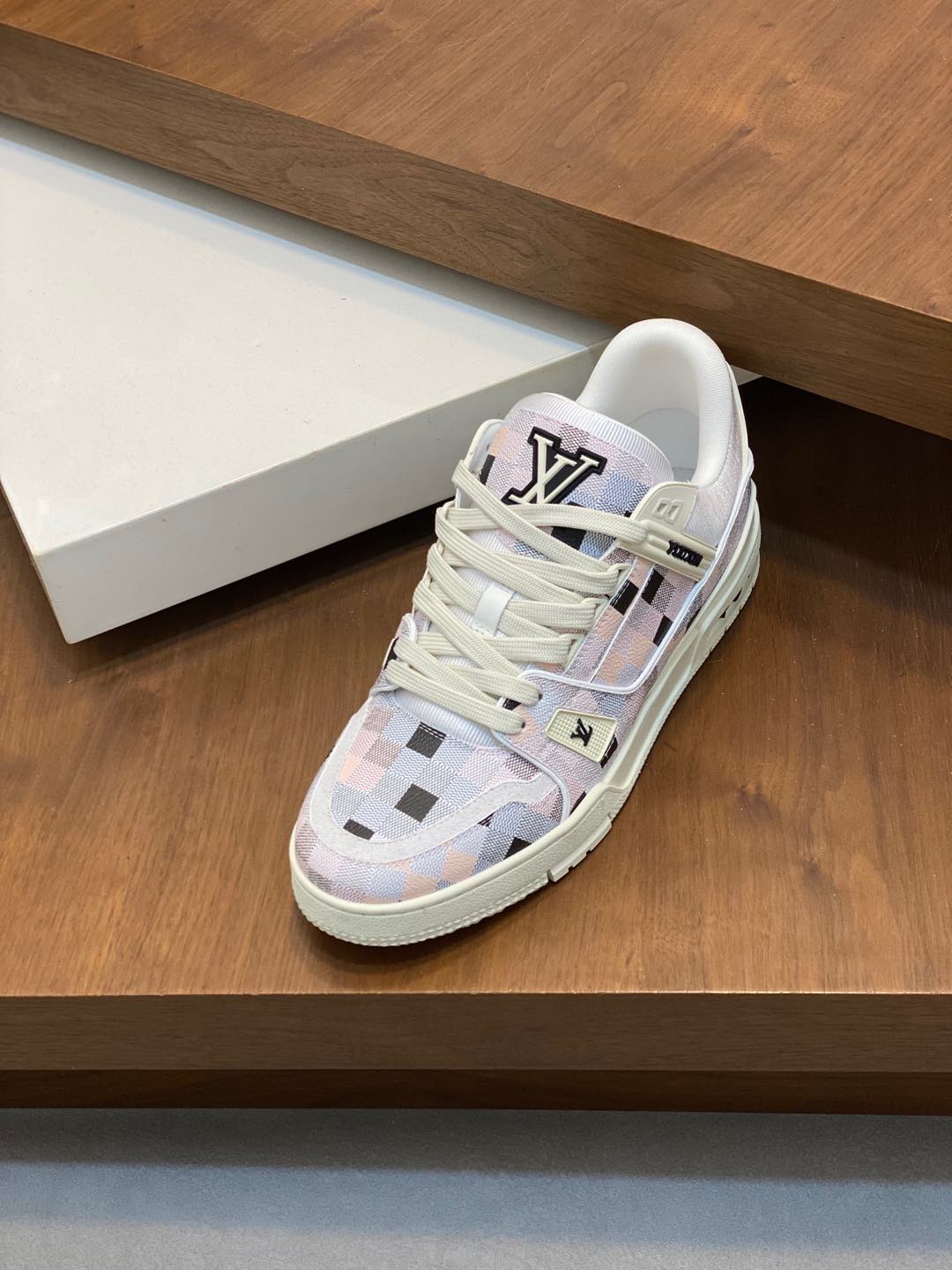 P920 L. v TRAINER sneakers Heavy-duty special edition with calfskin leather water beat nails Exquisite single rear #54 logo look forward to the birth of the brand in 1854, men's artistic director Virgil Abloh's handwriting Louis Vuitton logo embellished with a water-dyed gradient on the side of the other have a distinctive flavor mesh lining padded padded classic lv sneaker comfort is very high at the same time highly trendy Full set of the original box Size: 38-45 (38 45 customized)