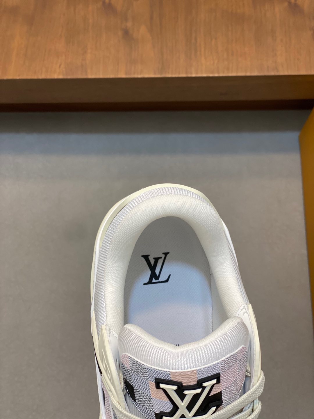 P920 L. v TRAINER sneakers Heavy-duty special edition with calfskin leather water beat nails Exquisite single rear #54 logo look forward to the birth of the brand in 1854, men's artistic director Virgil Abloh's handwriting Louis Vuitton logo embellished with a water-dyed gradient on the side of the other have a distinctive flavor mesh lining padded padded classic lv sneaker comfort is very high at the same time highly trendy Full set of the original box Size: 38-45 (38 45 customized)