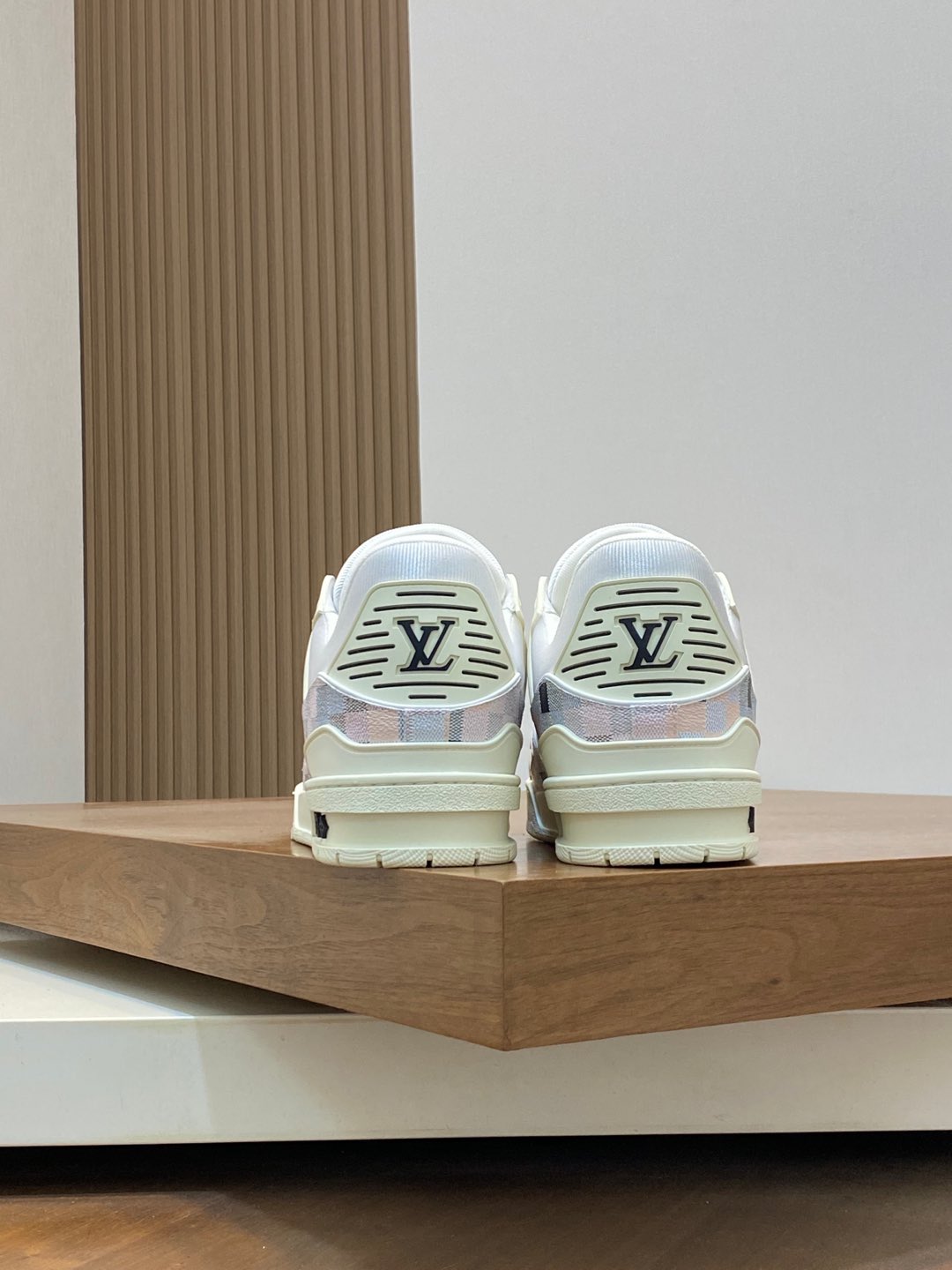 P920 L. v TRAINER sneakers Heavy-duty special edition with calfskin leather water beat nails Exquisite single rear #54 logo look forward to the birth of the brand in 1854, men's artistic director Virgil Abloh's handwriting Louis Vuitton logo embellished with a water-dyed gradient on the side of the other have a distinctive flavor mesh lining padded padded classic lv sneaker comfort is very high at the same time highly trendy Full set of the original box Size: 38-45 (38 45 customized)