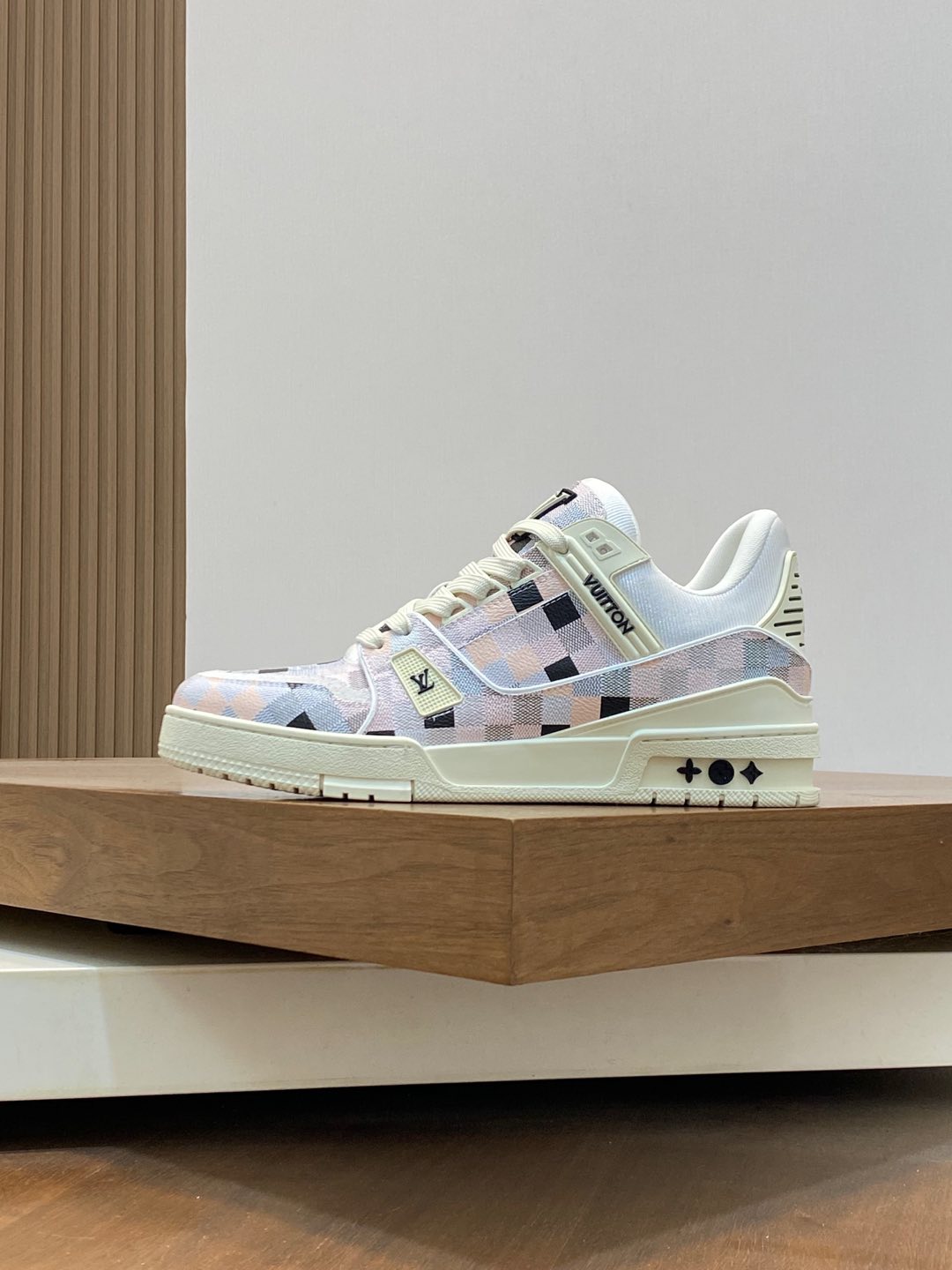 P920 L. v TRAINER sneakers Heavy-duty special edition with calfskin leather water beat nails Exquisite single rear #54 logo look forward to the birth of the brand in 1854, men's artistic director Virgil Abloh's handwriting Louis Vuitton logo embellished with a water-dyed gradient on the side of the other have a distinctive flavor mesh lining padded padded classic lv sneaker comfort is very high at the same time highly trendy Full set of the original box Size: 38-45 (38 45 customized)